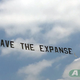 Un anuncio parte de la campaña #SaveTheExpanse volando el 15 de mayo sobre la sede de Amazon Studios en Santa Monica, California.